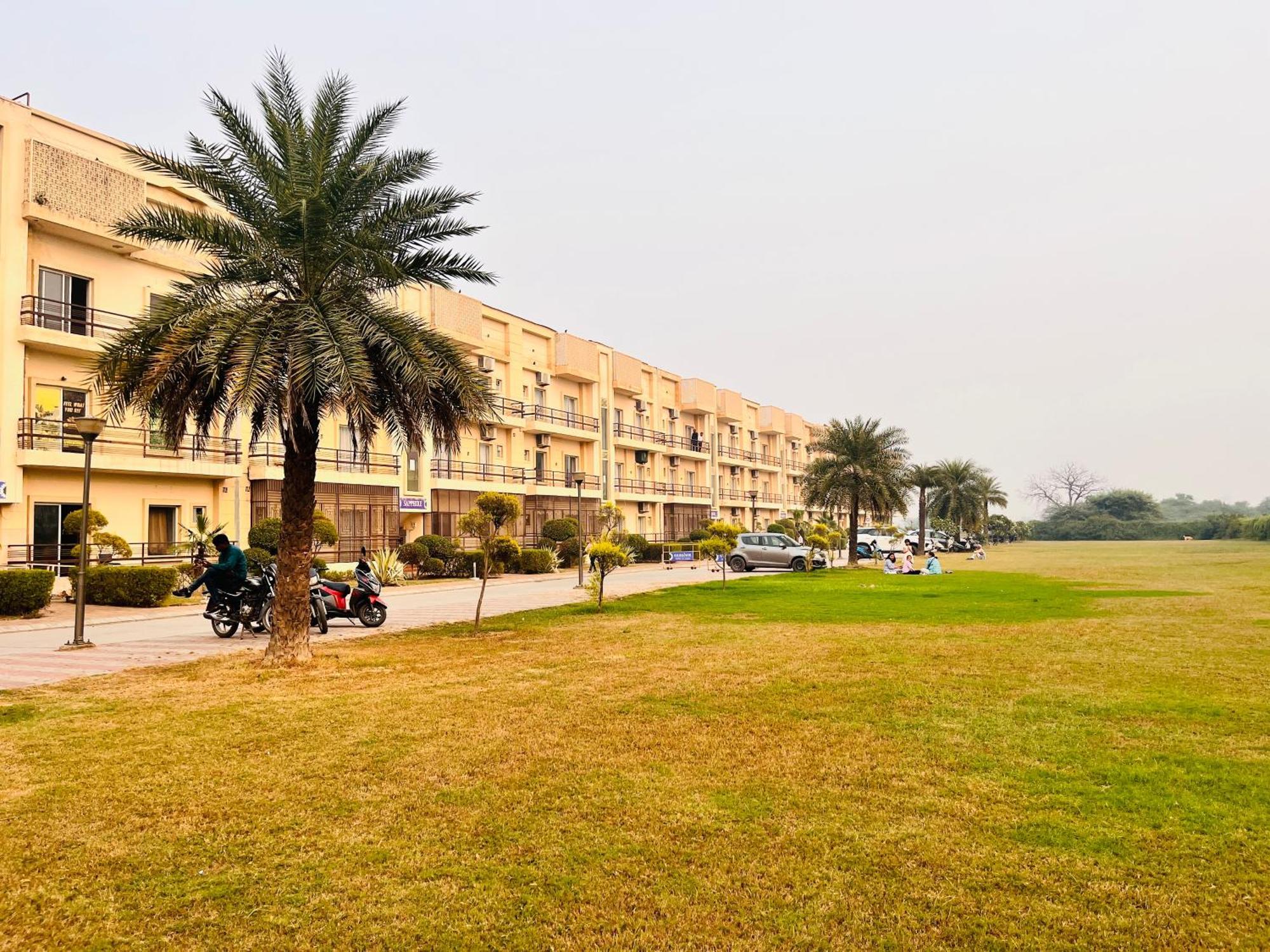 Pearl Grand Boutique Cottage In Omaxe Anandam Vrindavan - #Premium Ac Rooms With Balcony #Big Parking #Lift #Garden #Peaceful Area #Near Prem Mandir #Property Of The Year #Most Awarded Exteriör bild