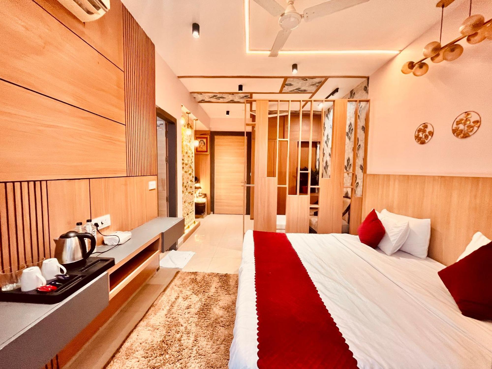 Pearl Grand Boutique Cottage In Omaxe Anandam Vrindavan - #Premium Ac Rooms With Balcony #Big Parking #Lift #Garden #Peaceful Area #Near Prem Mandir #Property Of The Year #Most Awarded Exteriör bild