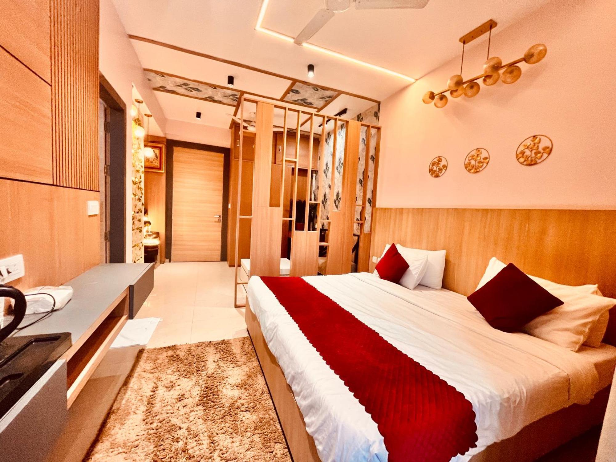 Pearl Grand Boutique Cottage In Omaxe Anandam Vrindavan - #Premium Ac Rooms With Balcony #Big Parking #Lift #Garden #Peaceful Area #Near Prem Mandir #Property Of The Year #Most Awarded Exteriör bild
