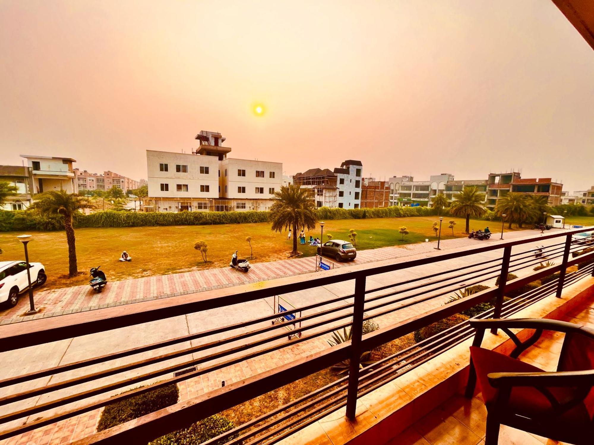 Pearl Grand Boutique Cottage In Omaxe Anandam Vrindavan - #Premium Ac Rooms With Balcony #Big Parking #Lift #Garden #Peaceful Area #Near Prem Mandir #Property Of The Year #Most Awarded Exteriör bild