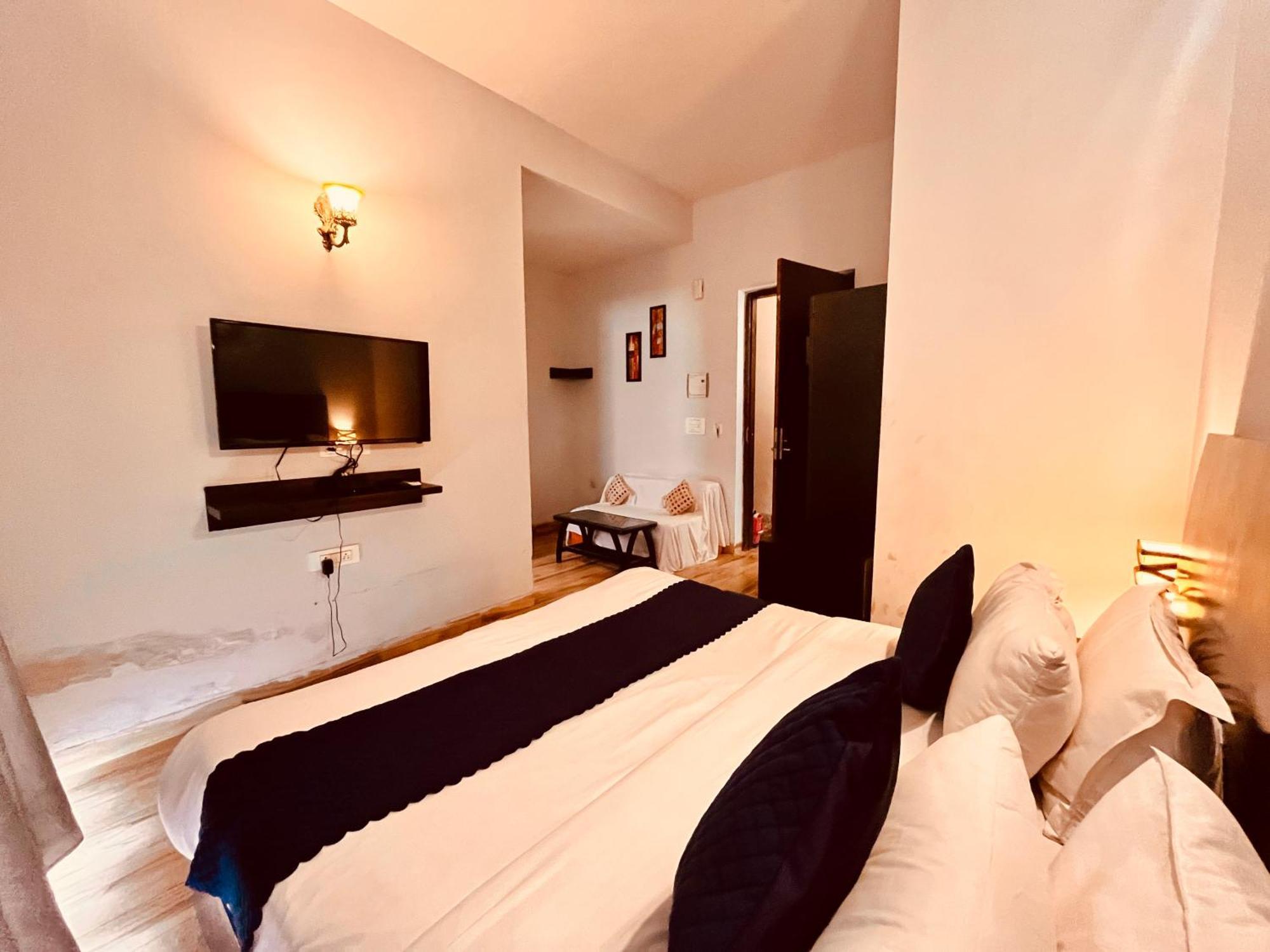 Pearl Grand Boutique Cottage In Omaxe Anandam Vrindavan - #Premium Ac Rooms With Balcony #Big Parking #Lift #Garden #Peaceful Area #Near Prem Mandir #Property Of The Year #Most Awarded Exteriör bild